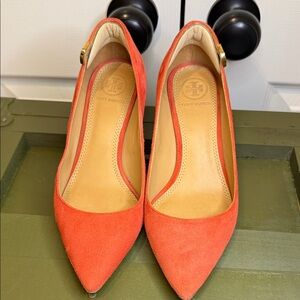 EUC Tory Burch Elizabeth 2in Pump Royal Suede Poppy Orange in size 5.5.